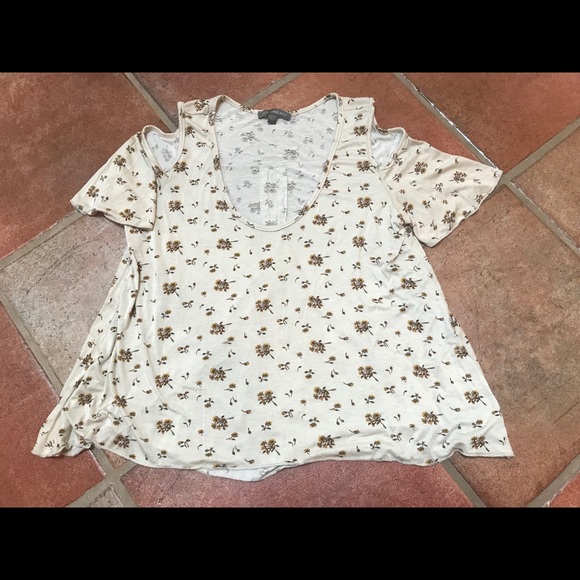 Open Shoulder Floral Top - Picture 2 of 4